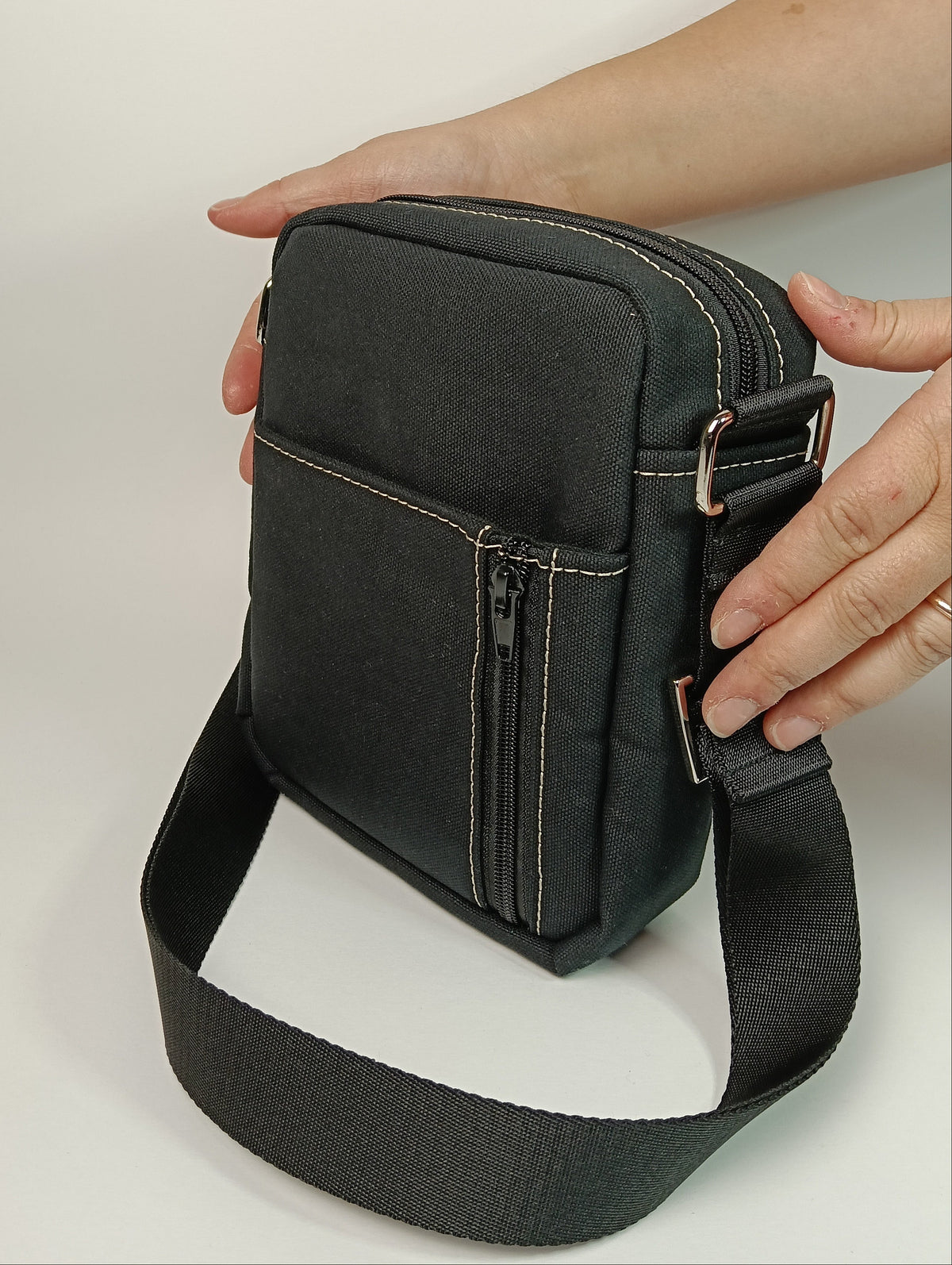 BORSELLO - Versione piccola - Tracolla Nero in Canvas con Impunture Beige - Borsello Artigianale