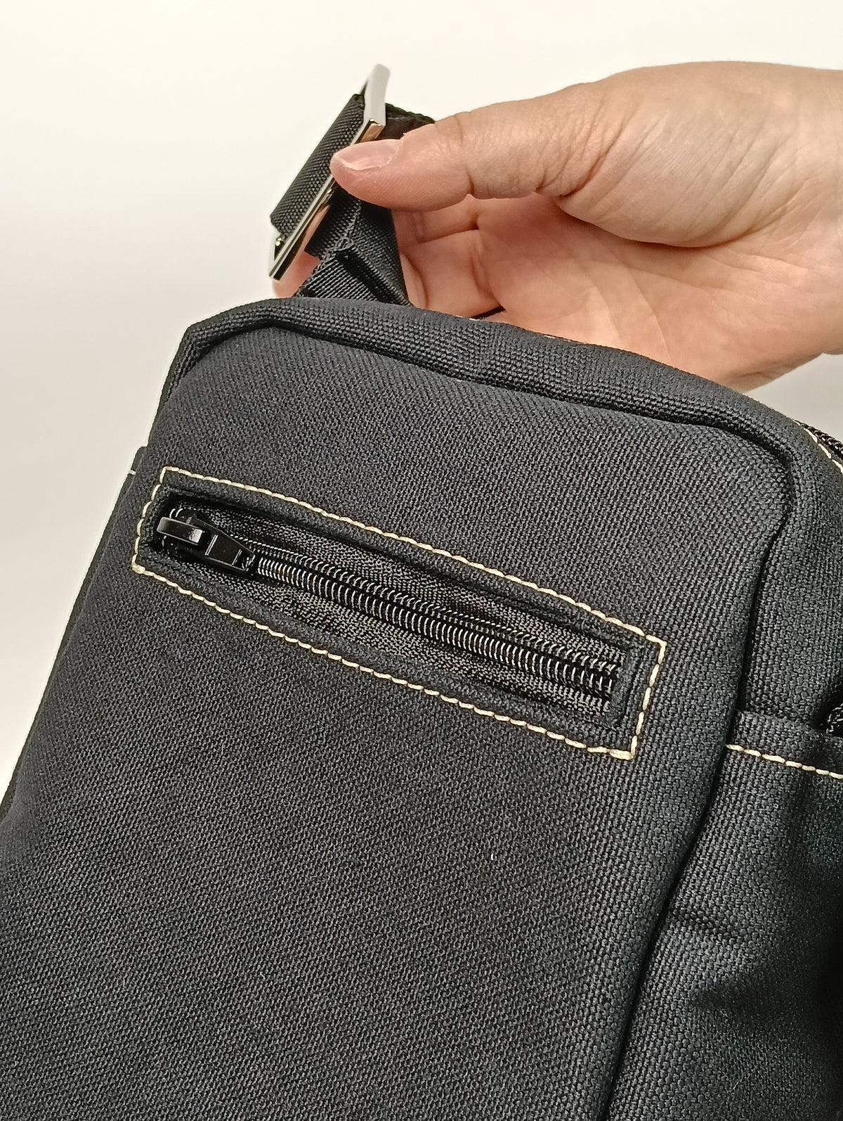BORSELLO - Versione piccola - Tracolla Nero in Canvas con Impunture Beige - Borsello Artigianale