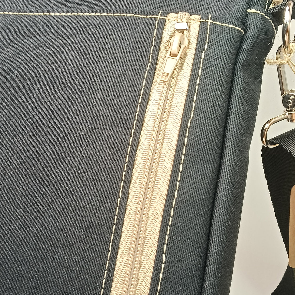BORSELLO - Uomo in Canvas Nero - Borsa a Tracolla Multitasche con Dettagli Beige - Prodotto artigianale