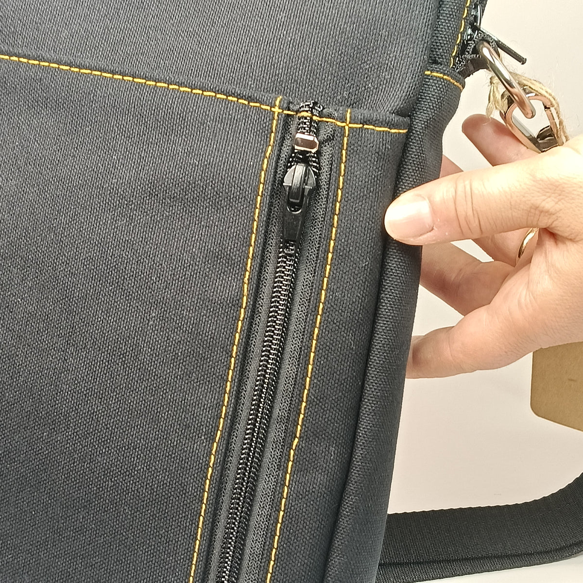 BORSELLO - Uomo in Canvas Nero - Tracolla - Artigianale con Cuciture a Contrasto
