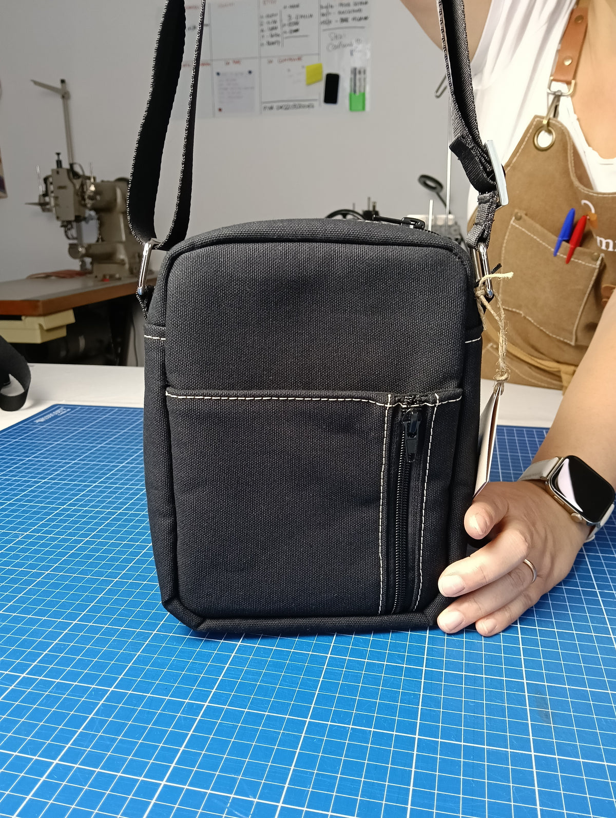 BORSELLO - Versione piccola - Tracolla Nero in Canvas con Impunture Beige - Borsello Artigianale
