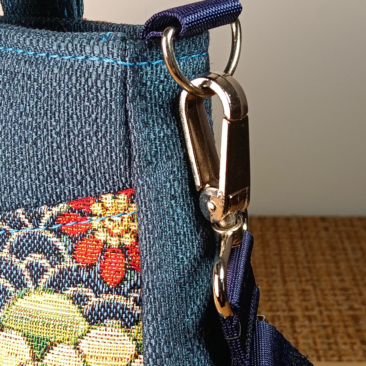 ESTER - Borsa strutturata fatta a mano in tessuto jacquard onde giapponesi- Prodotto artigianale