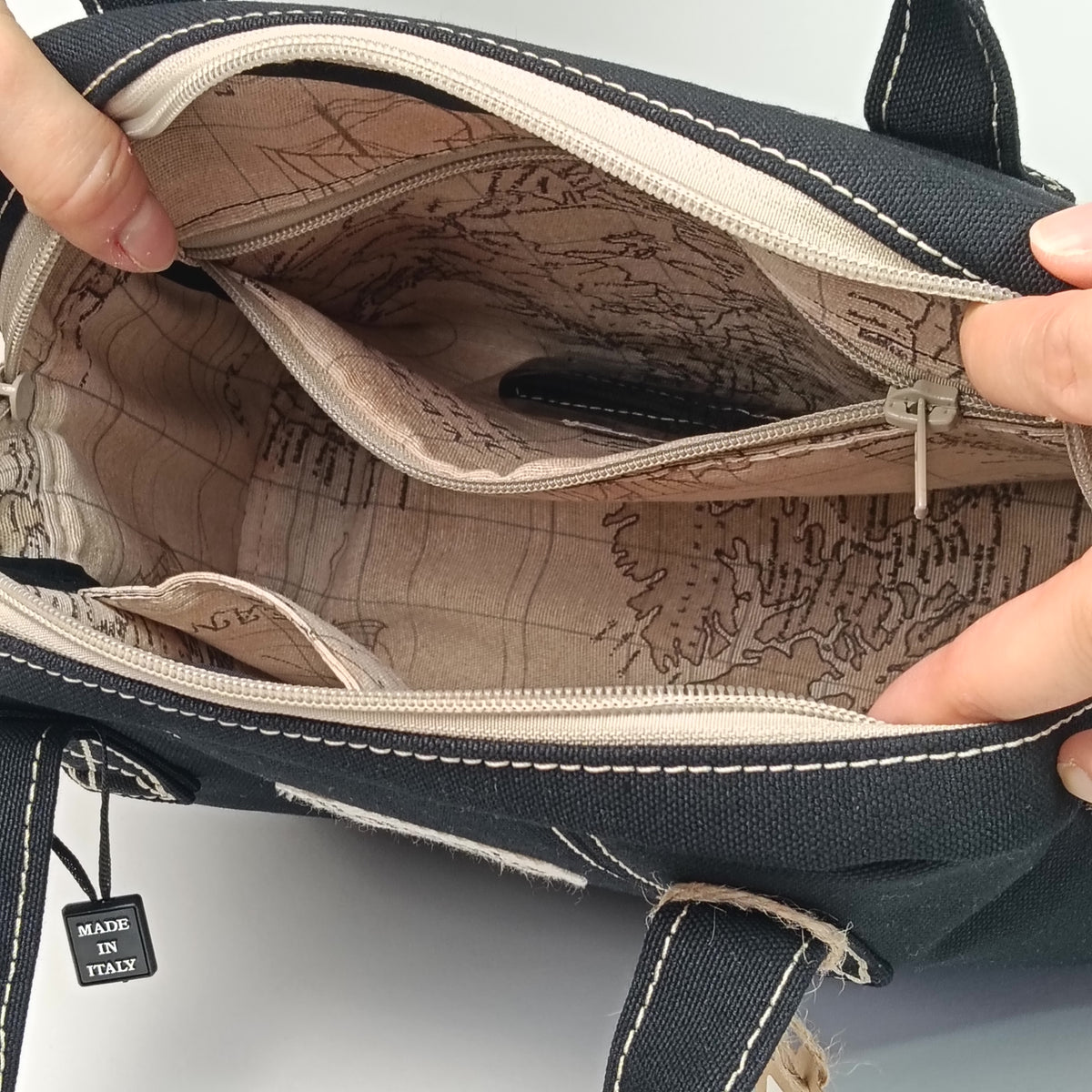 GINEVRA - Borsa a Mano in Canvas Nero con Fodera Mappa Vintage - Prodotto artigianale