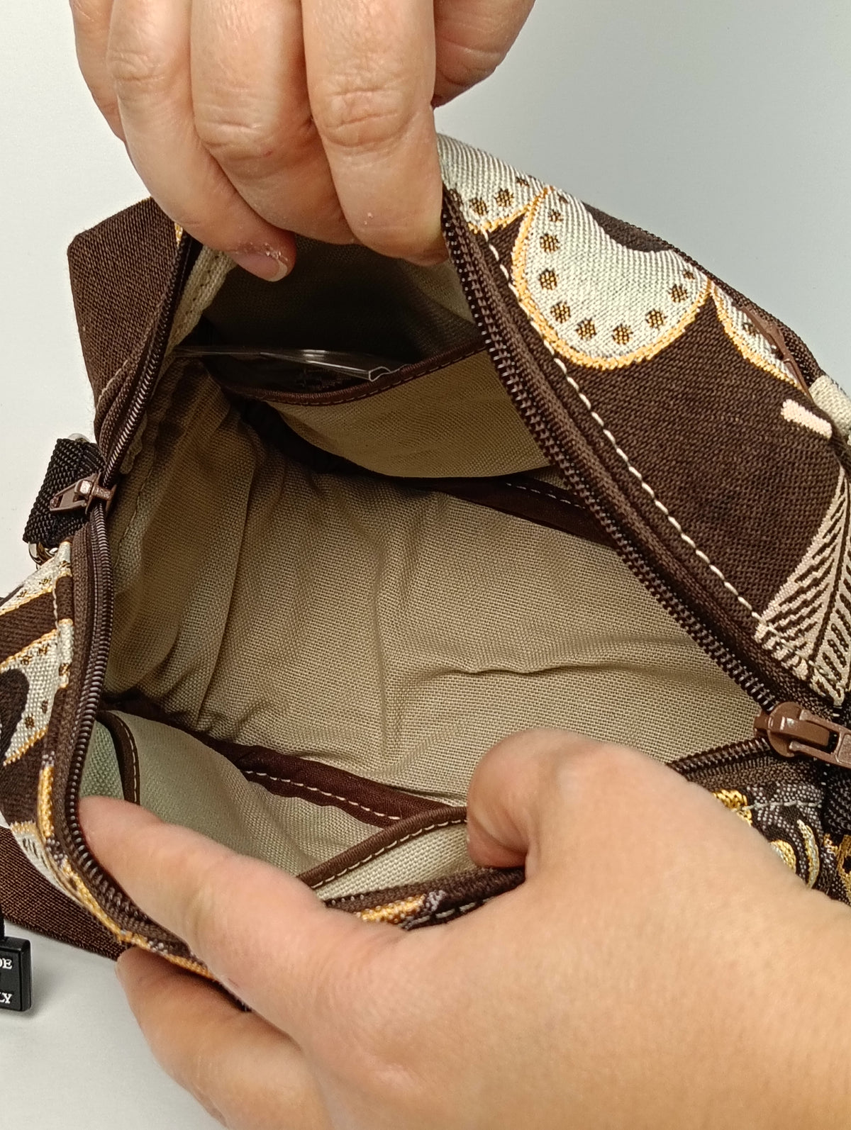 CELESTE - Borsa a Tracolla Marrone in Jacquard Gobelin Motivo Foglie - Prodotto artigianale