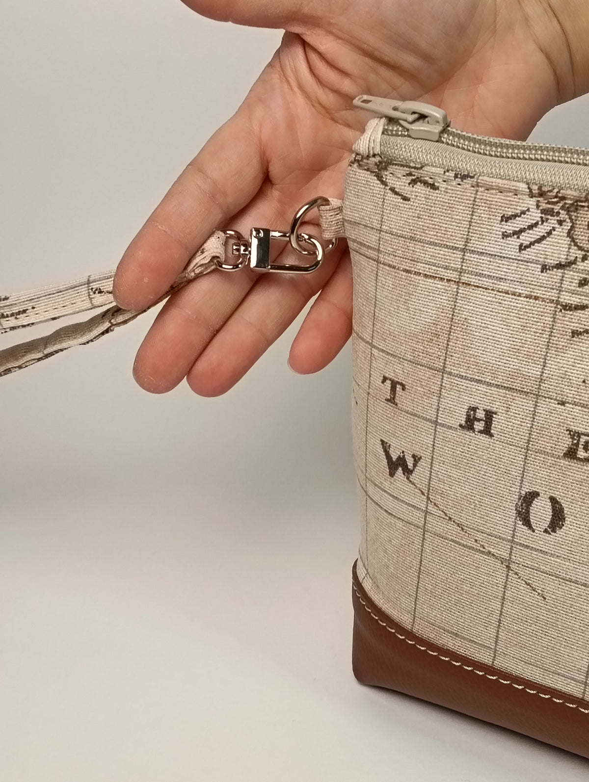 ELENA - Pochette da Polso Mappa Vintage e Pelle Sintetica Marrone - Prodotto artigianale