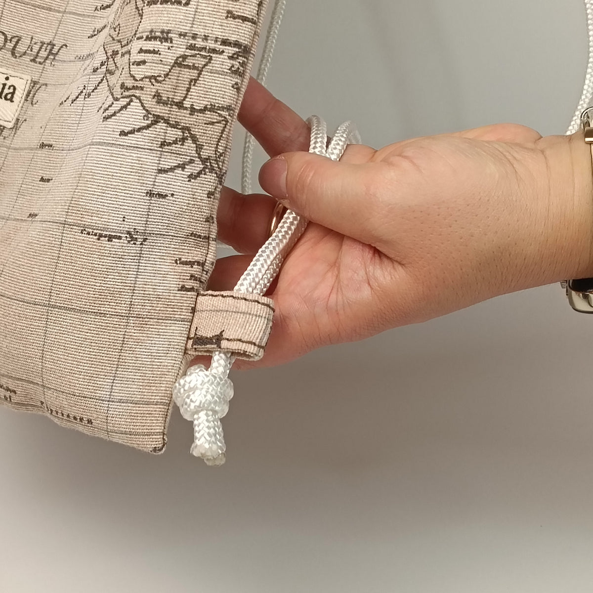 CLOE - Sacca Zaino Mappa Antica in Loneta - Zainetto Artigianale con Tasca a Cerniera - Prodotto artigianale