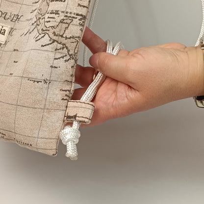 CLOE - Sacca Zaino Mappa Antica in Loneta - Zainetto Artigianale con Tasca a Cerniera - Prodotto artigianale