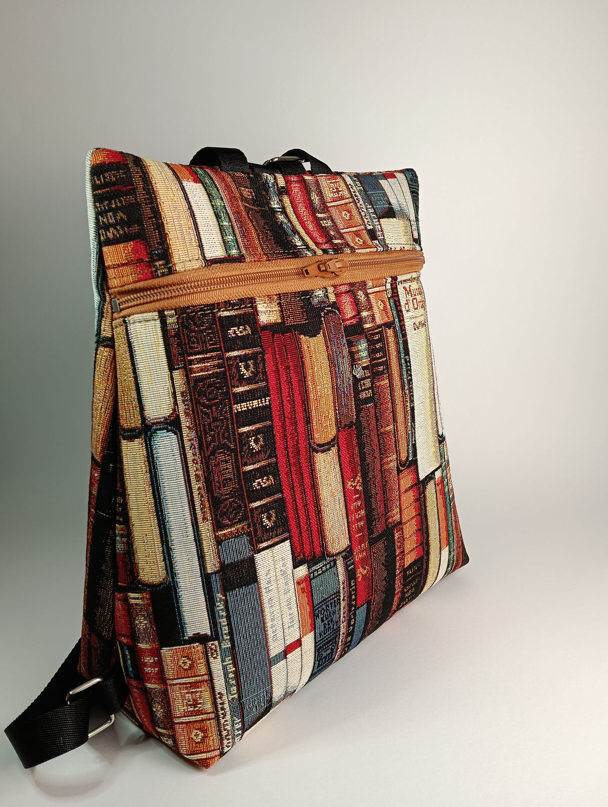 EMMA - Zaino fatto a mano da donna tessuto jacquard motivo libri- Prodotto artigianale